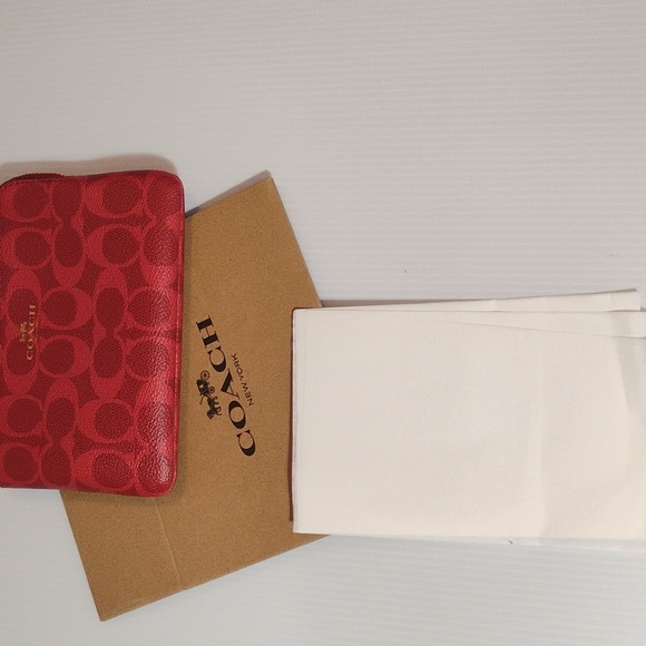 Coach Corner Zip Signature Wristlet New With Tags, Care Card & Box - Picture 8 of 8